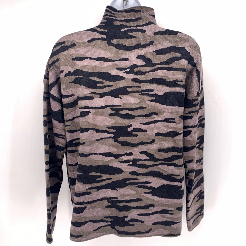 Tahari Camo Print Turtleneck Sweater Size Medium - Picture 6 of 6